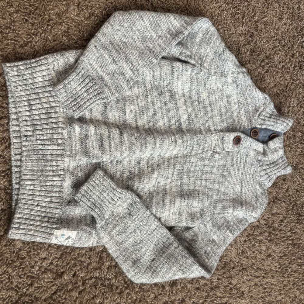 Gray Knit Sweater with‎ Button Collar